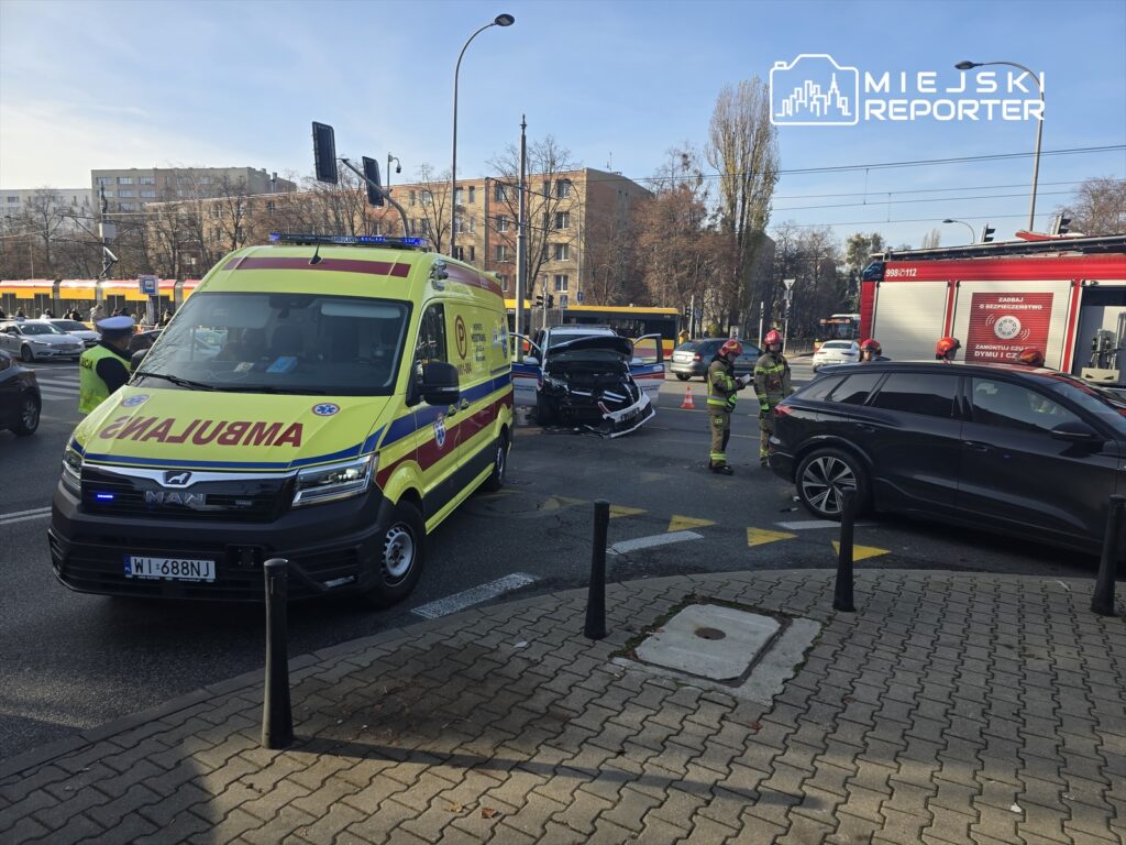 ochota da carpisma hasta tasiyan bir ambulans audi marka bir aracla carpisti 22966