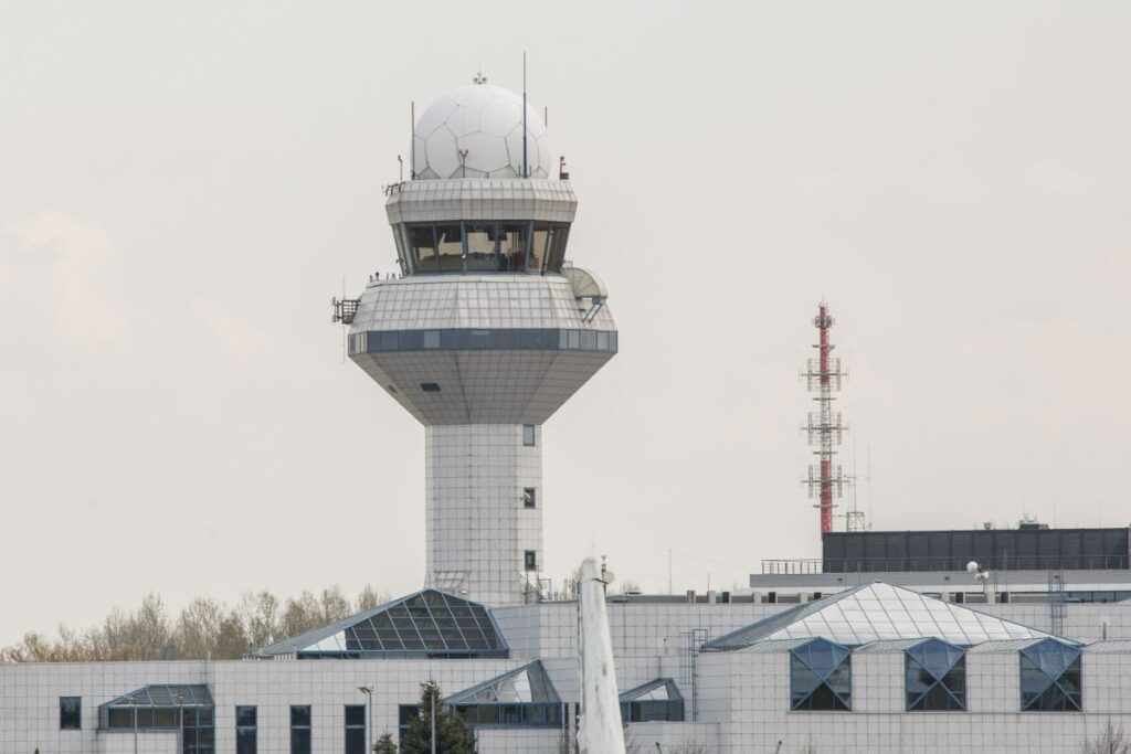 ok cie ucaginda dramatik anlar elinde yanan bir telefonla kosuyordu 24905