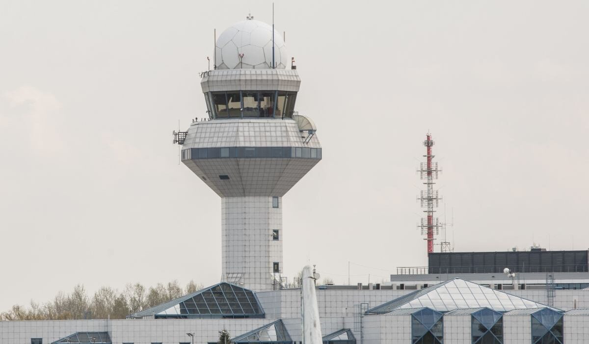 Ok cie ucaginda dramatik anlar elinde yanan bir telefonla kosuyordu 24905