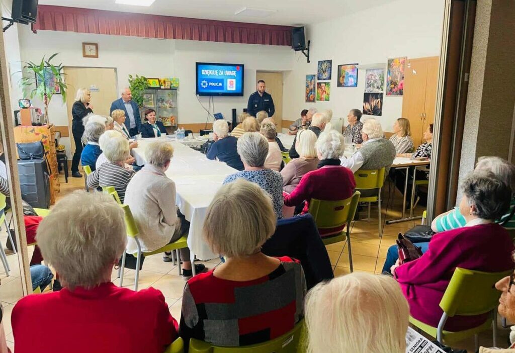 Oliborz daki yaslilar nasil dolandirilmayacaklarini ve sehirde guvenli bir sekilde nasil dolasacaklarini ogreniyor 23251