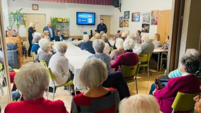 Oliborz daki yaslilar nasil dolandirilmayacaklarini ve sehirde guvenli bir sekilde nasil dolasacaklarini ogreniyor 23251