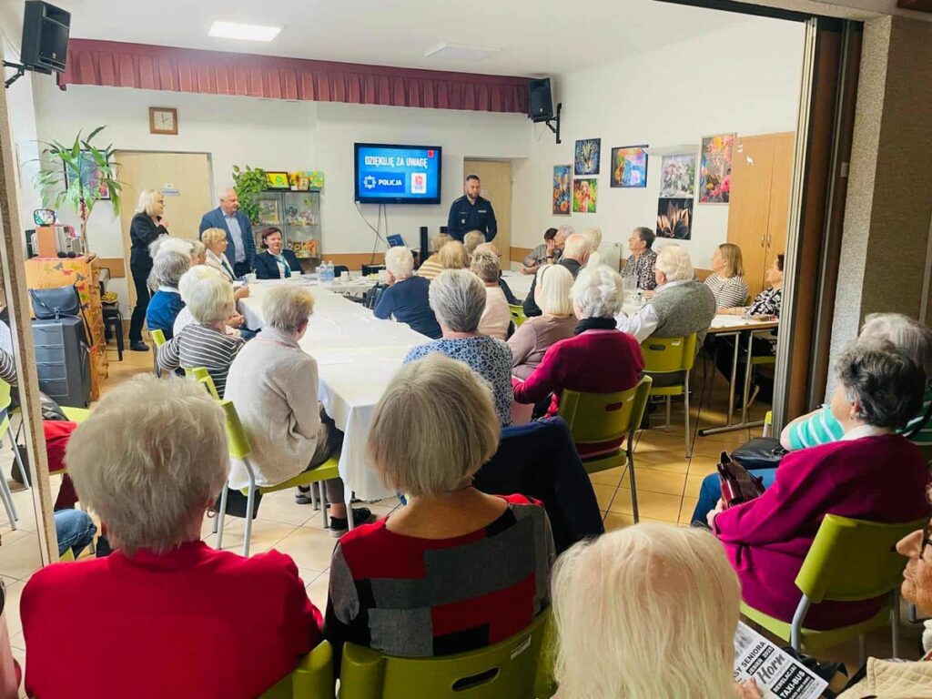 oliborz daki yaslilar nasil dolandirilmayacaklarini ve sehirde guvenli bir sekilde nasil dolasacaklarini ogreniyor 23251