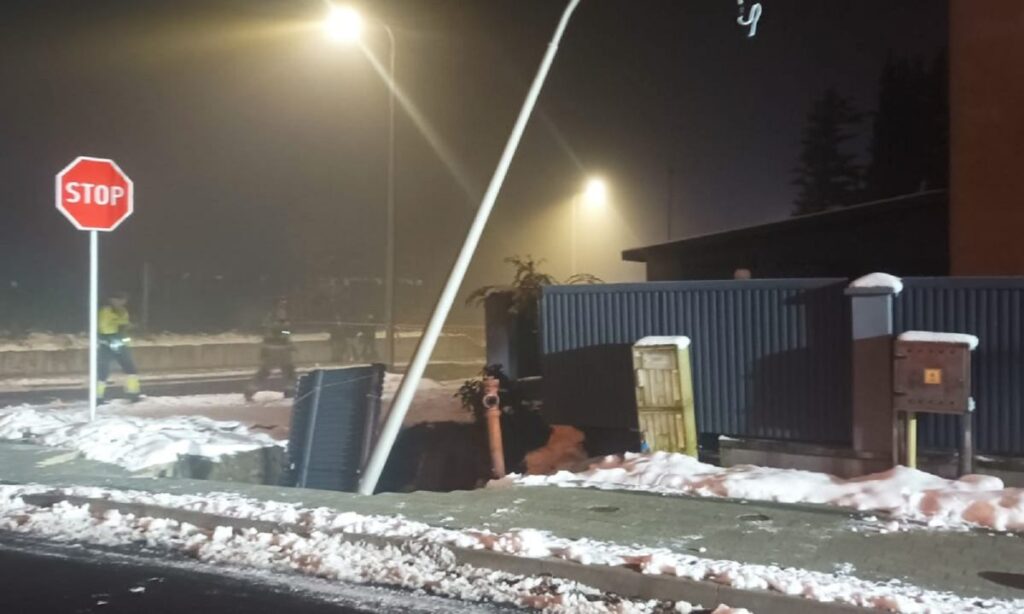 olkusz bir evin yakininda zemin coktu tahliye gerekliydi 26225