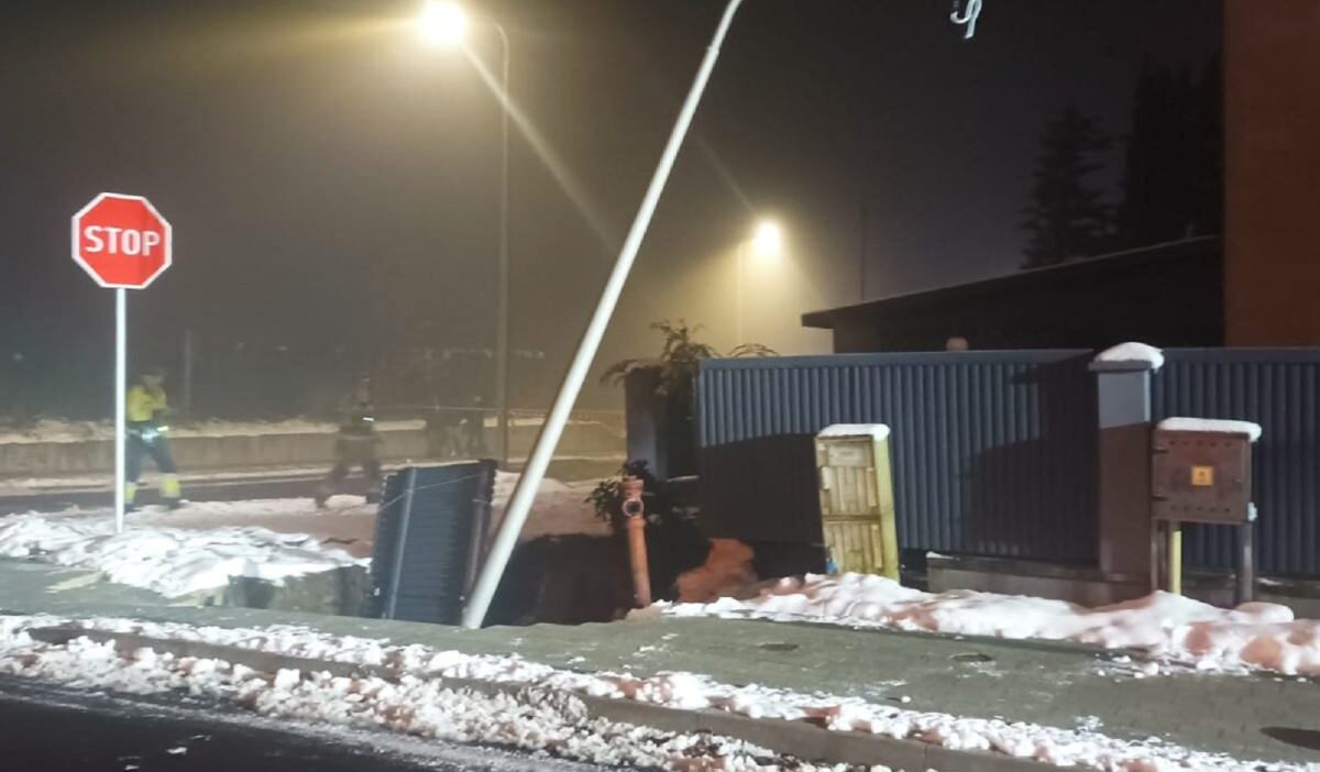 Olkusz. Bir evin yakınında zemin çöktü. Tahliye gerekliydi 1 Olkusz bir evin yakininda zemin coktu tahliye gerekliydi 26225