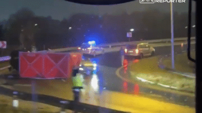 Ölümcül kaza. Araba bariyerlere çarpıp devrildi. Ölü kadın 2 Olumcul kaza araba bariyerlere carpip devrildi olu kadin 20819