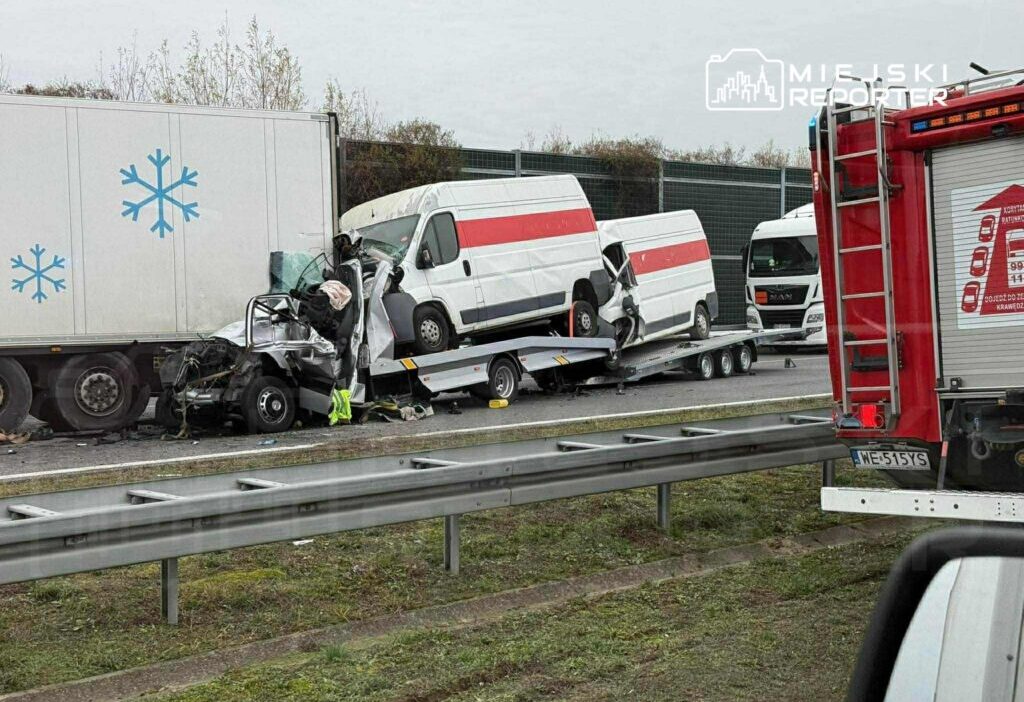 Once bir kamyon yangini sonra bir kaza kamyonet tasiyan bir romork a2 de bir kamyona carpti surucu sikisip kaldi 24837