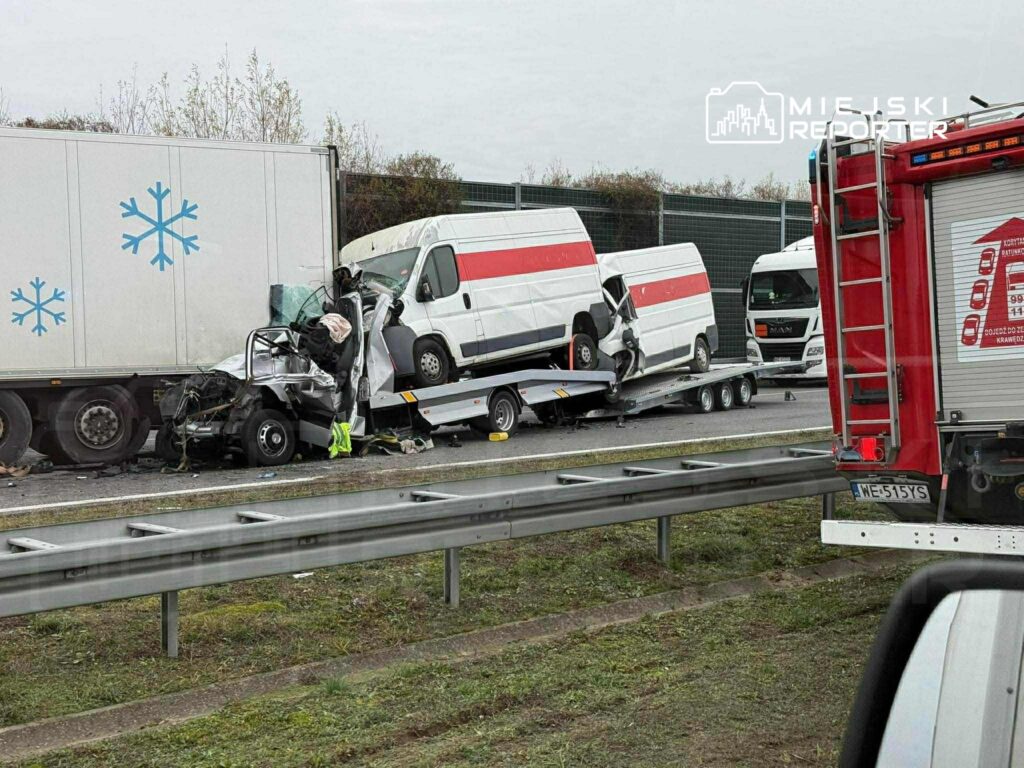 once bir kamyon yangini sonra bir kaza kamyonet tasiyan bir romork a2 de bir kamyona carpti surucu sikisip kaldi 24837
