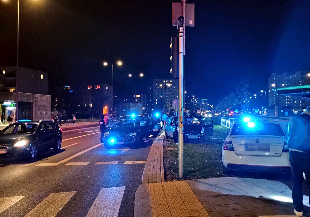 Otwock ve baskent emniyet mudurlugu nden polis memurlarinin ortak uygulamasi polonya genelinde araba caldigindan suphelenilen sekiz kisi gozaltina alindi 24358