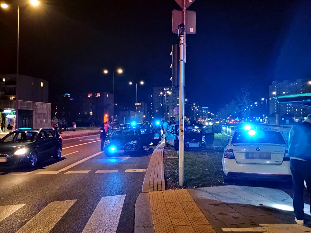 otwock ve baskent emniyet mudurlugu nden polis memurlarinin ortak uygulamasi polonya genelinde araba caldigindan suphelenilen sekiz kisi gozaltina alindi 24358