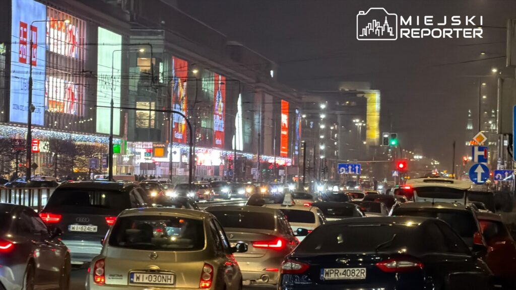 Pkin yakınlarındaki jarmark warszawski çevresinde yaşanan büyük trafik sıkışıklığı şehir merkezini felç etti 1 Pkin yakinlarindaki jarmark warszawski cevresinde yasanan buyuk trafik sikisikligi sehir merkezini felc etti 26563