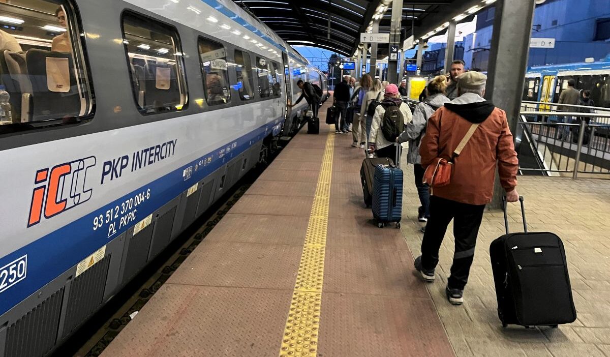 Pkp intercity demiryolu olaylarinin ardindan onemli bir hizmeti askiya aldi risk minimizasyonu 24455
