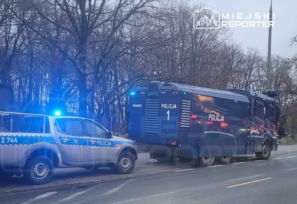 Pole mokotowskie bolgesinde cok sayida polis var polisler taraftarlarin guvenligini sagliyor 26070