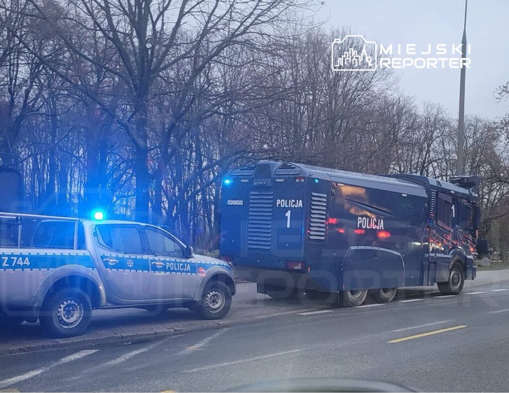pole mokotowskie bolgesinde cok sayida polis var polisler taraftarlarin guvenligini sagliyor 26070