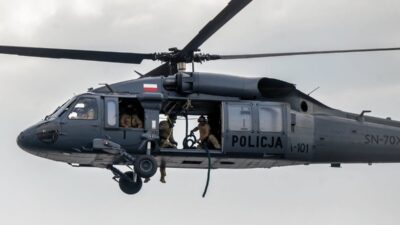 Polis helikopteri varsova mezarliklarinin uzerinde alcaktan ucuyor neler oluyor 20625