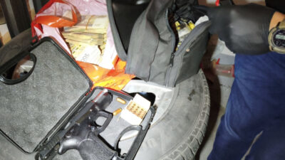 Polis memurlari 3 kg dan fazla uyusturucu ruhsatsiz bir silah ve yaklasik bir milyon zloti ele gecirdi 23732