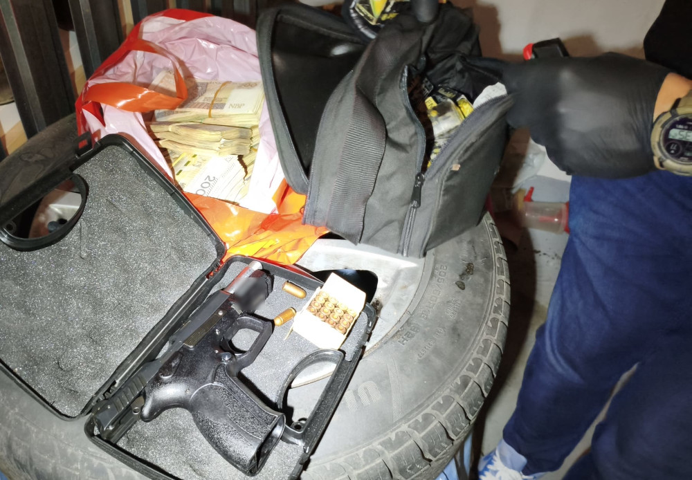 Polis memurlari 3 kg dan fazla uyusturucu ruhsatsiz bir silah ve yaklasik bir milyon zloti ele gecirdi 23732