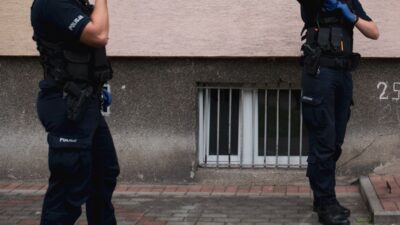 Polis memurlari 48 yasindaki bir adami gozaltina almak istedi adam onlari havali tufekle vurdu 23291