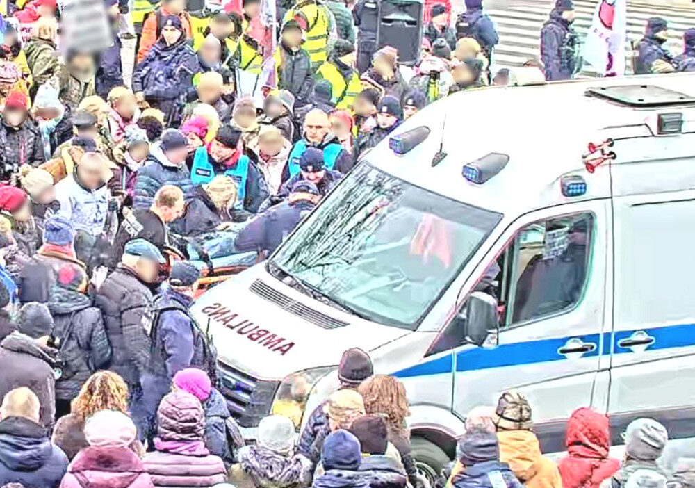 Polis memurlari bir toplanti sirasinda yere yigilan bir adama yardim etti katilimcilar ne oldugunu gormek istedikleri icin kurtarma operasyonunu engellediler 26634