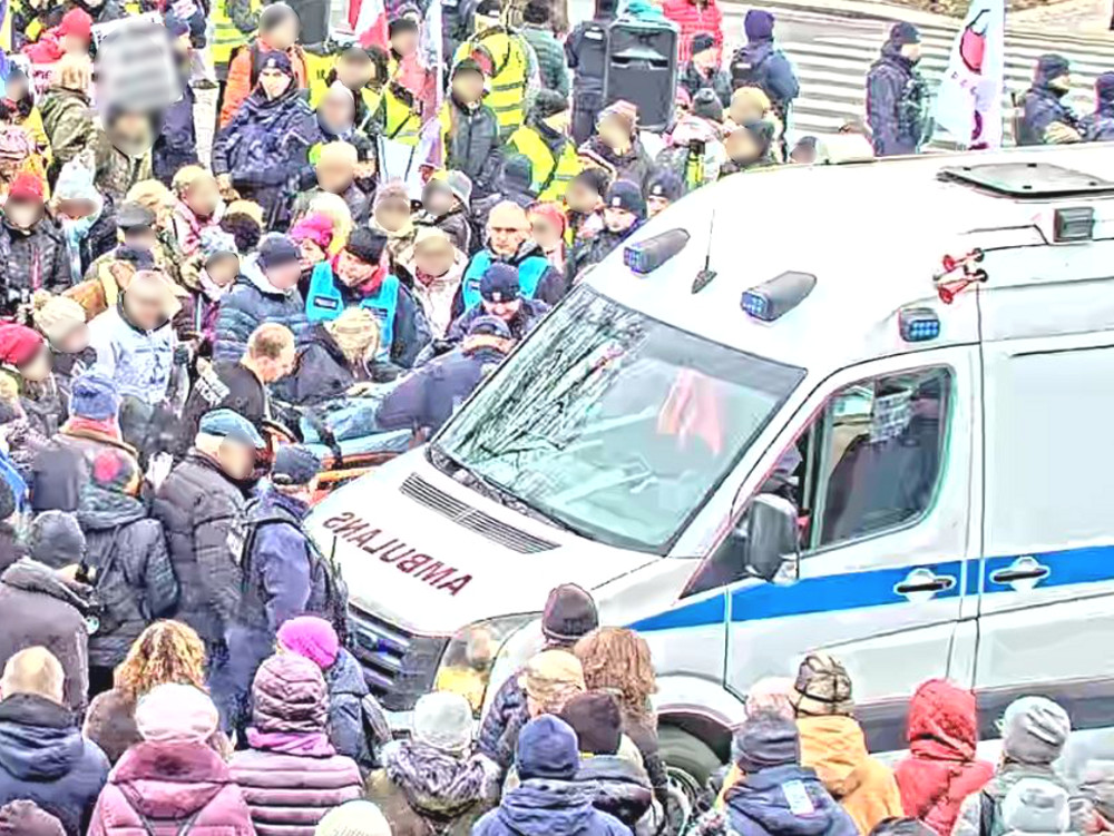 polis memurlari bir toplanti sirasinda yere yigilan bir adama yardim etti katilimcilar ne oldugunu gormek istedikleri icin kurtarma operasyonunu engellediler 26634