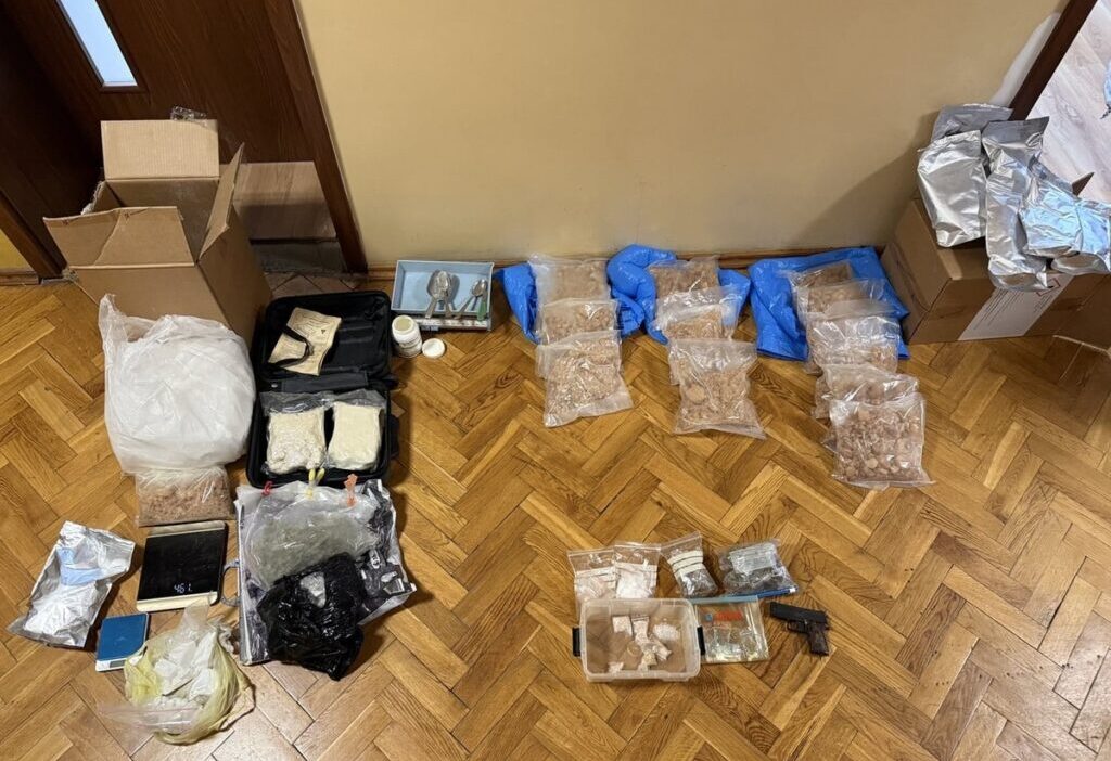 Polis memurlari degeri bir milyon zlotiyi asan uyusturucuyu ele gecirdi ve sahibi gozaltina alindi 21754