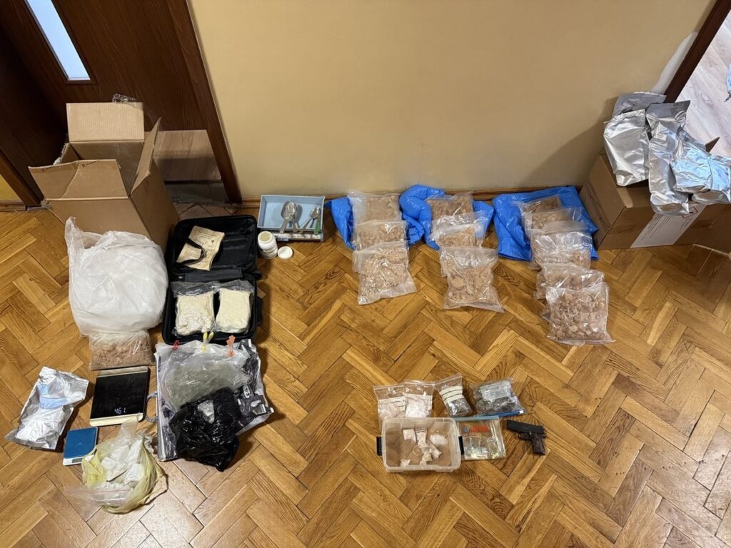 polis memurlari degeri bir milyon zlotiyi asan uyusturucuyu ele gecirdi ve sahibi gozaltina alindi 21754