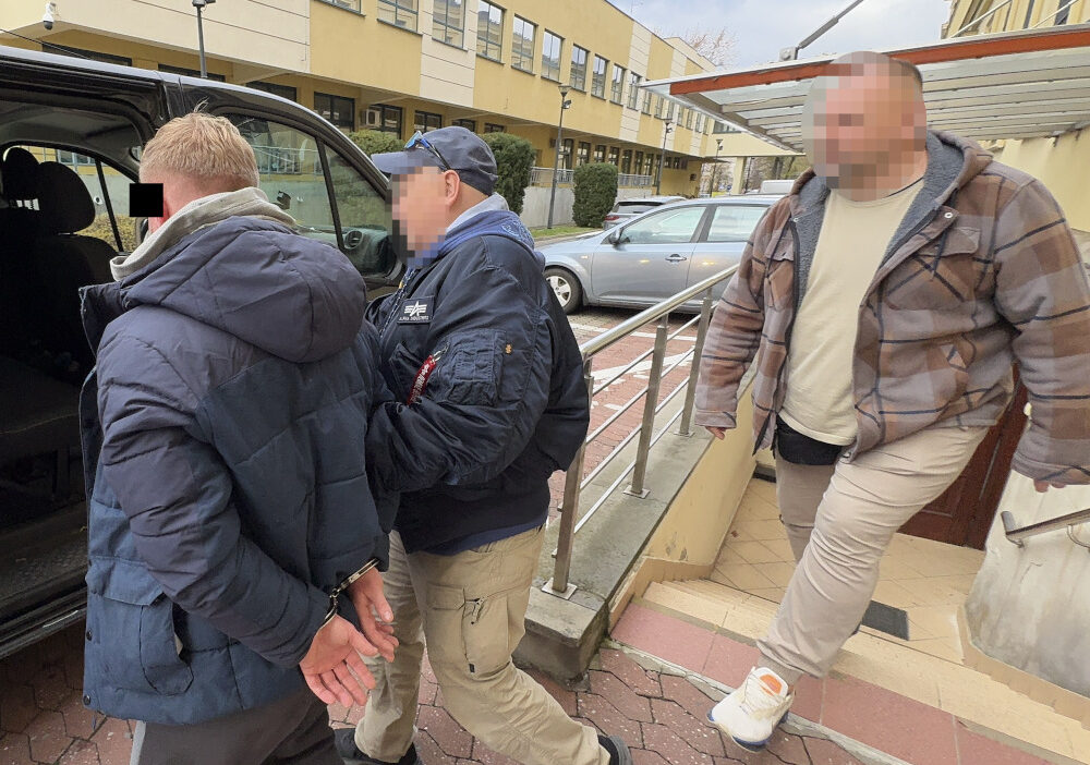 Polis memurlari tarafindan gozaltina alinanlar onemli miktarda uyusturucu pazarlamaktan hesap verecek 21019