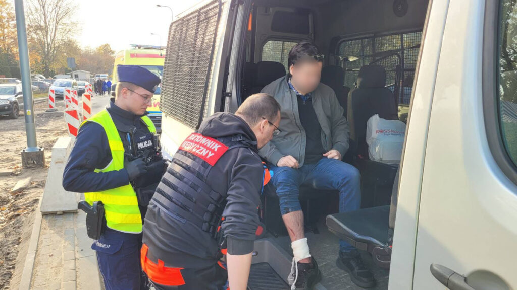 Polis memurlari yardim etmeye devam ediyor eylem znicz 2025 20635