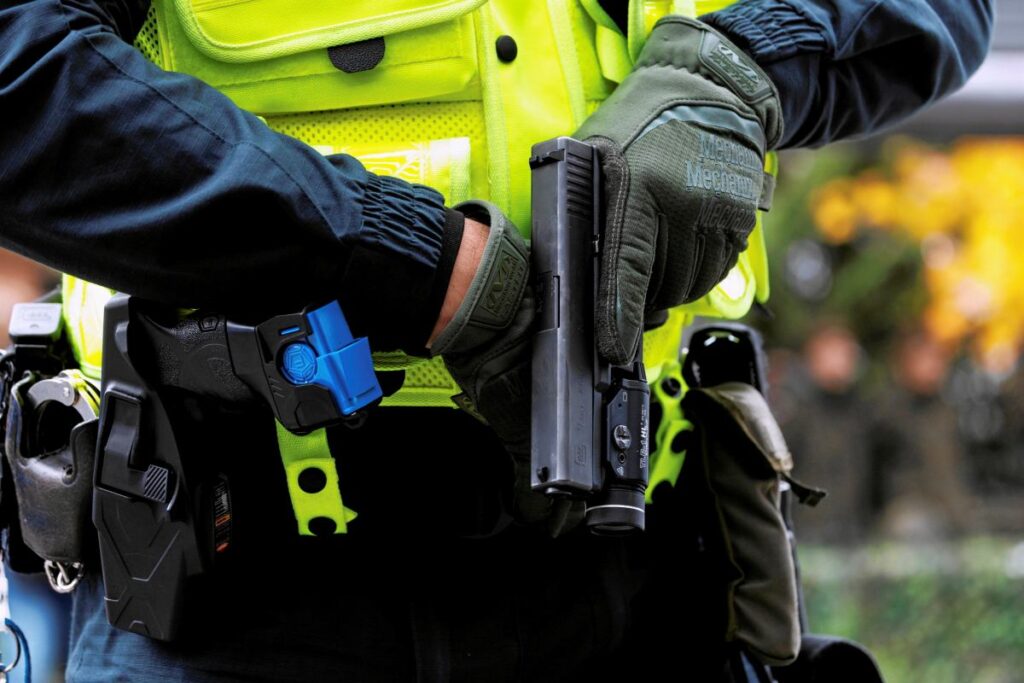 polis memurunun 12 yasindaki kiz cocuguna ates ettigi iddia edildi bochum da dramatik mudahale 23804