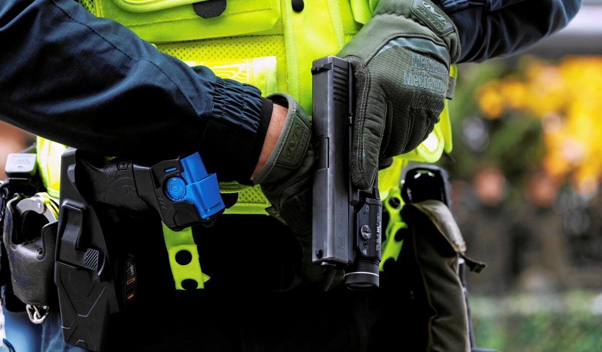 Polis memurunun 12 yasindaki kiz cocuguna ates ettigi iddia edildi bochum da dramatik mudahale 23804