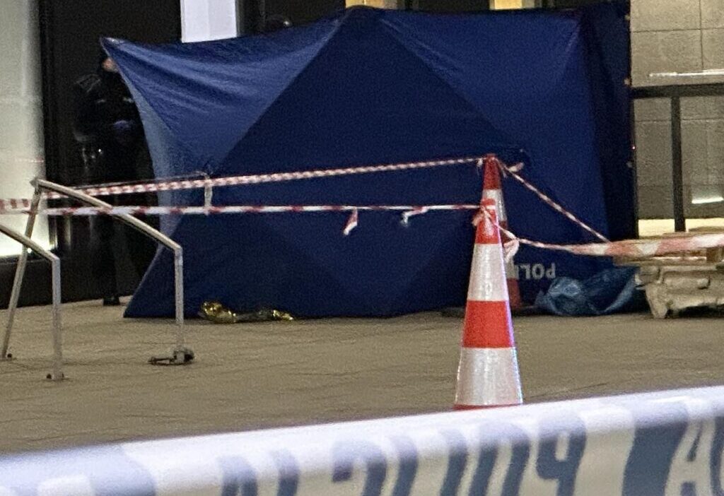 Polis mudahalesinin trajik sonu bir adam vurularak olduruldu bir kadin oldu i ki polis memuru ve bir itfaiyeci yaralandi 24402