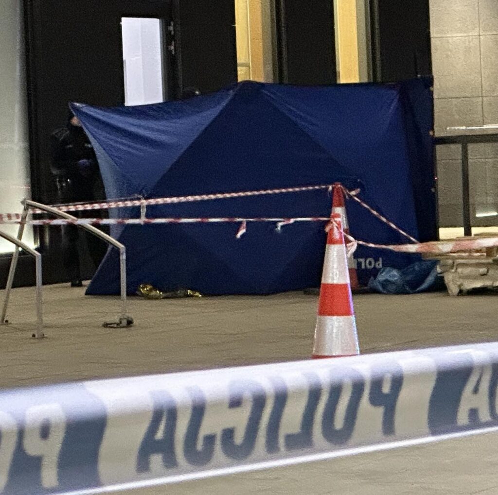 polis mudahalesinin trajik sonu bir adam vurularak olduruldu bir kadin oldu i ki polis memuru ve bir itfaiyeci yaralandi 24402