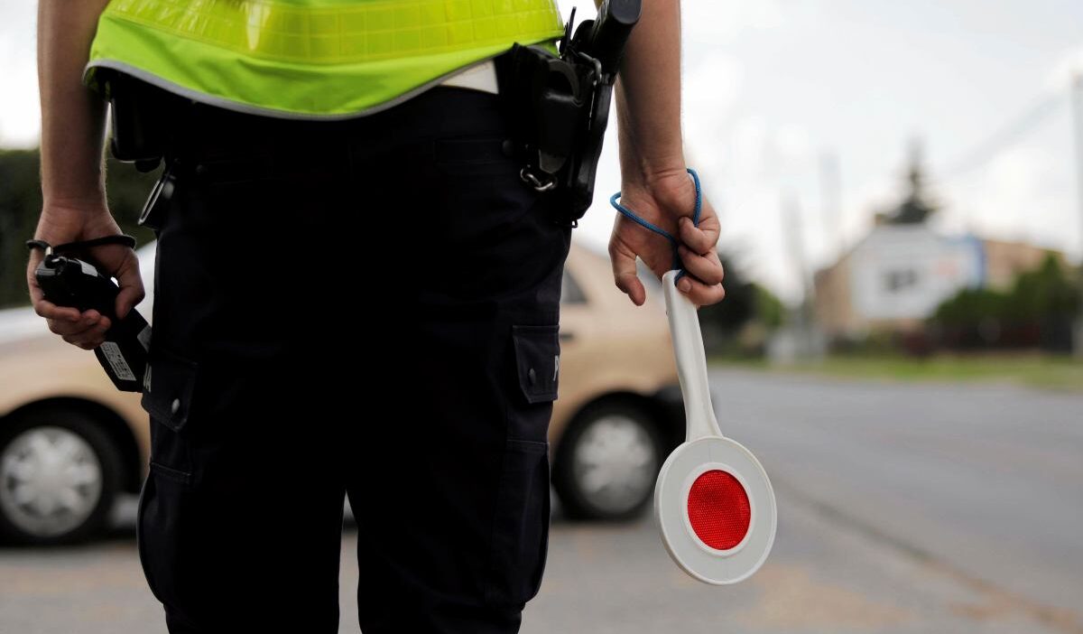 Polis surucuyu arabadan zorla cikardi gorgu taniklari sarhos oldugunu ve felc gecirdigini dusundu 23103