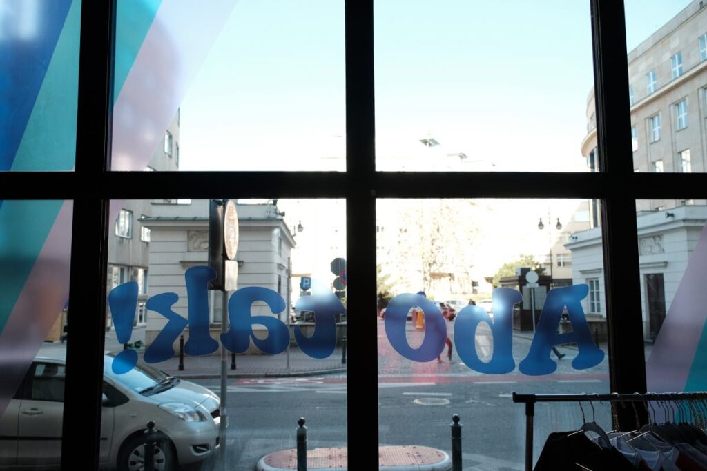 polonya da kurtaj klinigine asitli saldiri baba ve 18 yasindaki oglu hakkinda dava acildi 25138