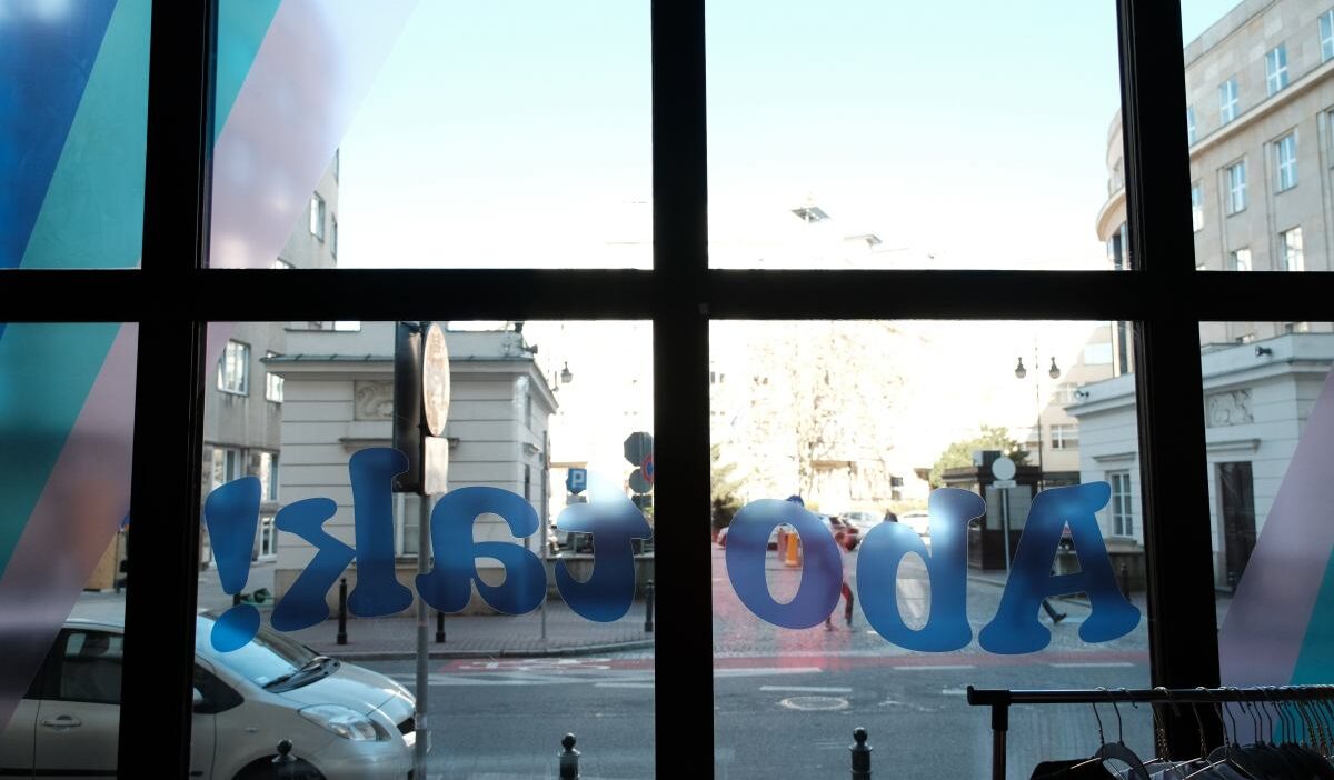 Polonya da kurtaj klinigine asitli saldiri baba ve 18 yasindaki oglu hakkinda dava acildi 25138