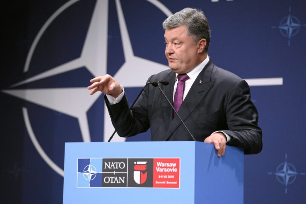 porosenko ukrayna hukumetini istifaya cagirdi aksi takdirde dusmanla bas basa kalabiliriz 22930