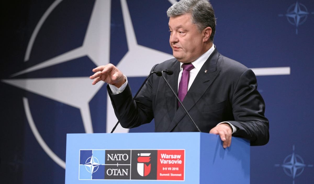 Porosenko ukrayna hukumetini istifaya cagirdi aksi takdirde dusmanla bas basa kalabiliriz 22930