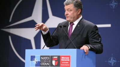 Porosenko ukrayna hukumetini istifaya cagirdi aksi takdirde dusmanla bas basa kalabiliriz 22930