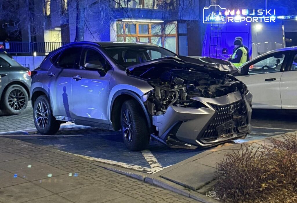 Powisle da sira disi kaza lexus surucusu pedallari karistirdi ve kendi kadin yolcusuna carpti 26733