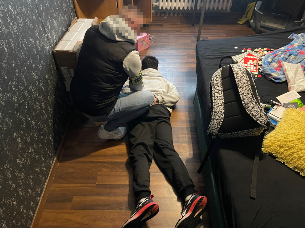 praga p noc tan operatorler bir grup dolandiriciyi gozaltina aldi yedi yabanci gecici olarak tutuklandi 25719