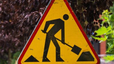 Pruszk w da demiryolu raylarinin altindaki metronun yeniden insasi sirasinda yaya trafiginde meydana gelen degisiklikler 24678