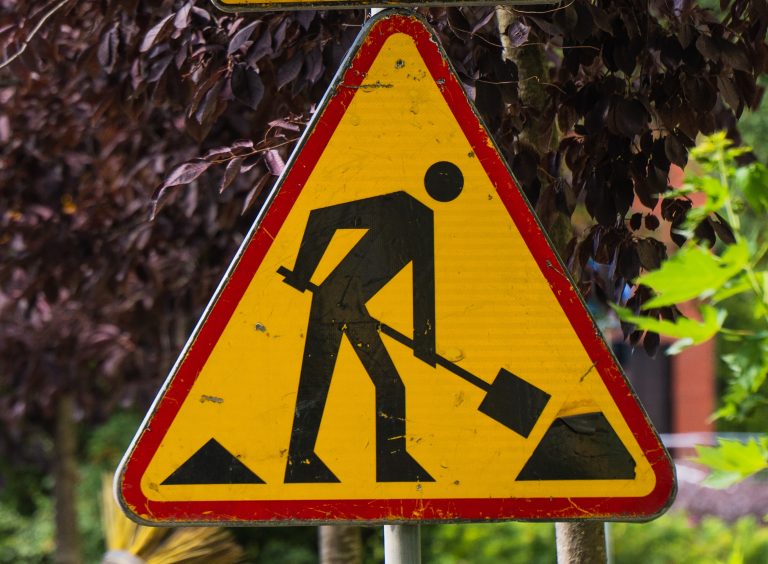 Pruszk w da demiryolu raylarinin altindaki metronun yeniden insasi sirasinda yaya trafiginde meydana gelen degisiklikler 24678