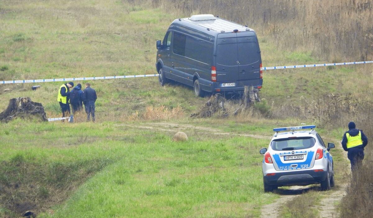 Pulawy yakinlarinda hasar goren havai hat medya diger seylerin yani sira olay yerinde yuksuz bir telefon bulundu 23707