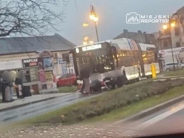 Radom da bir belediye otobusu yayaya carpti kurban hastaneye kaldirildi 23822