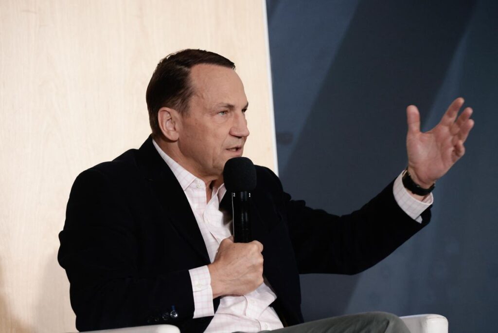 rados aw sikorski polonya postanesi nden sikayetci bir saat sonra onumde sadece 15 kisi vardi 22024