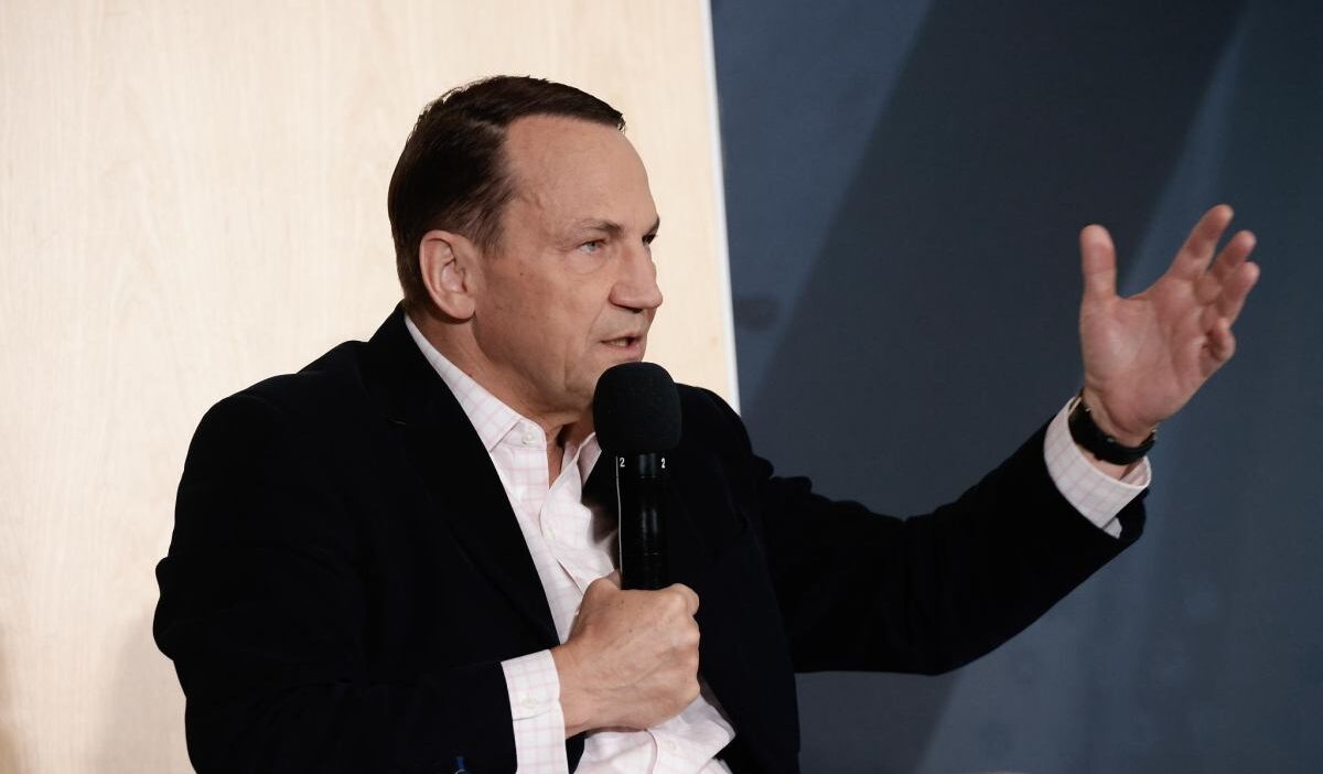 Rados aw sikorski polonya postanesi nden sikayetci bir saat sonra onumde sadece 15 kisi vardi 22024