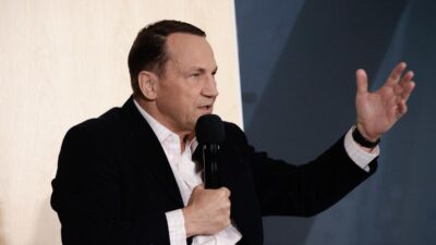 Rados aw sikorski polonya postanesi nden sikayetci bir saat sonra onumde sadece 15 kisi vardi 22024