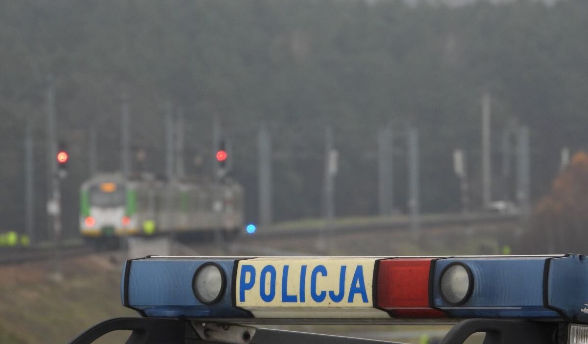 Raylarda sahte patlayici trenler durduruldu terorle mucadele ekipleri olay yerinde calisiyor 26267