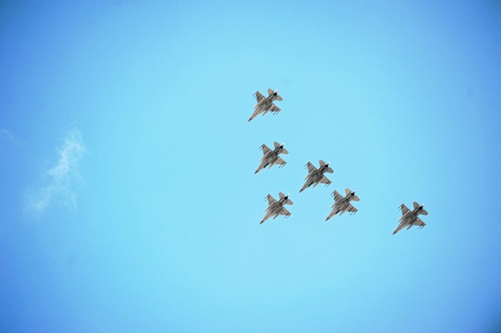 rusya nin ukrayna ya buyuk saldirisi savas ucaklari polonya uzerinde i ki havaalani kapatildi aninda karsilik 24112