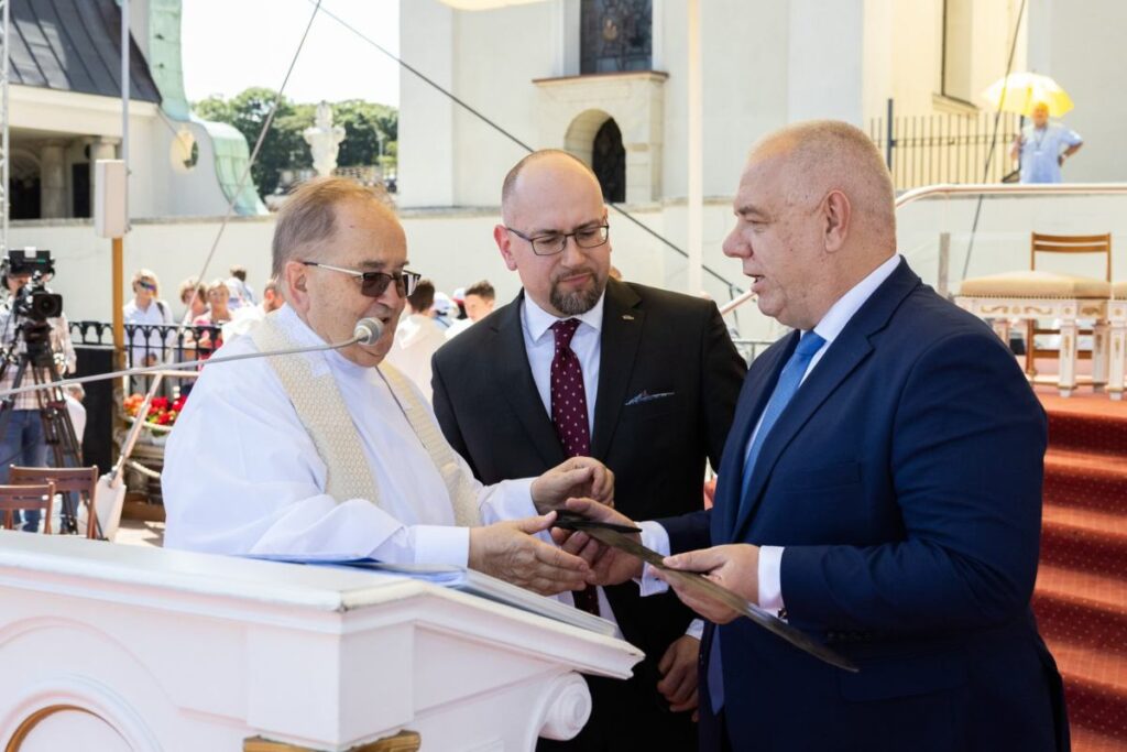 rydzyk e verilen kilicin parasini odediler secimlerden once cek verdiler savcilik tarafindan sorusturuluyorlar 22314