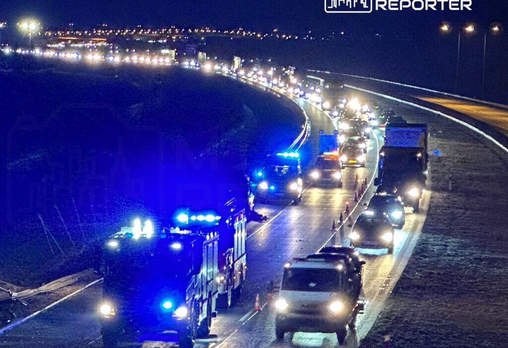 S17 de kaza yol tamamen kapandi 4 kisi yaralandi 26757